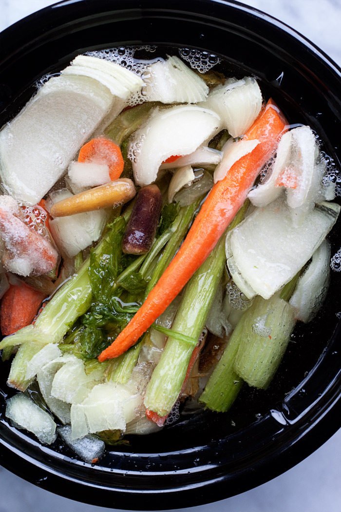 How to make vegetable broth in the slow cooker